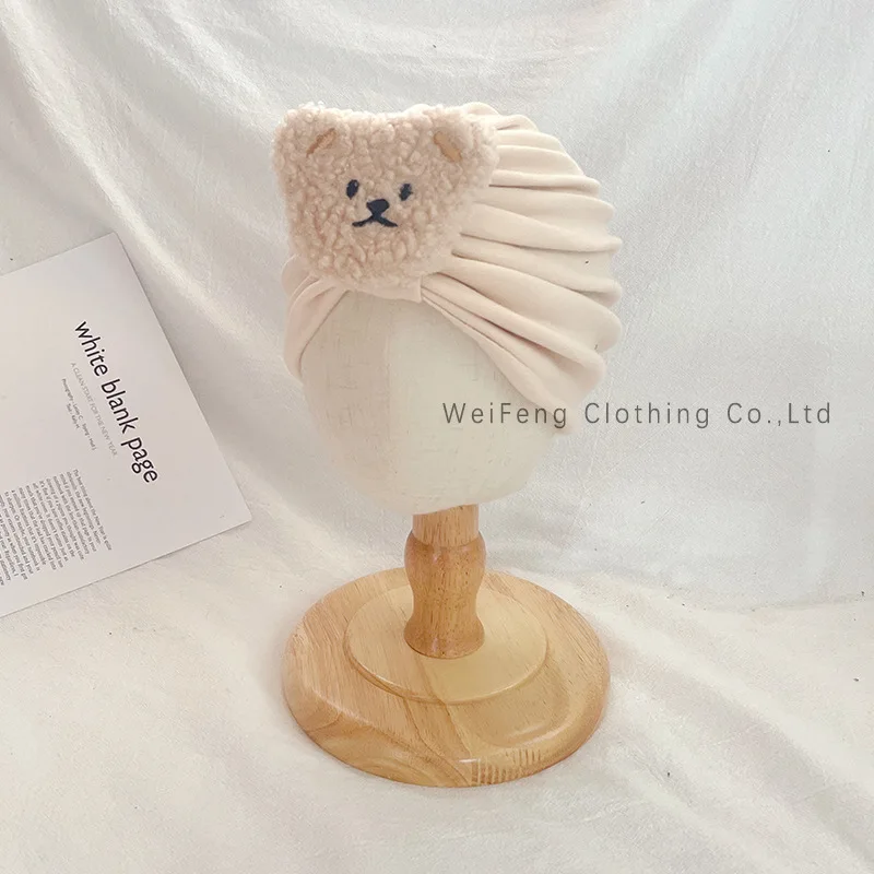 Detalle del estampado de oso en el gorro infantil