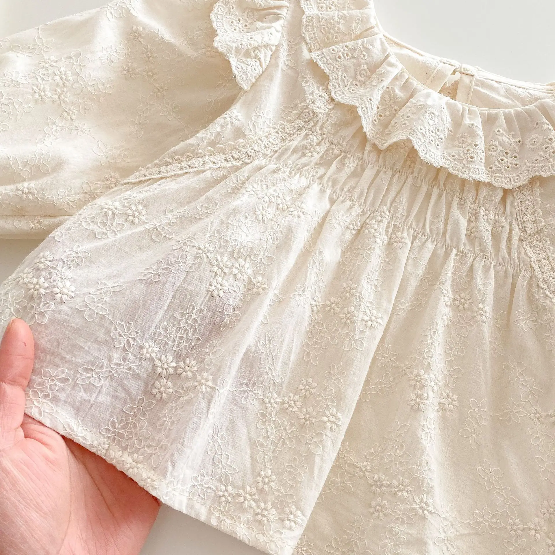 Blusa infantil con flores bordadas para niña - Cuello Peter Pan - imagen 2