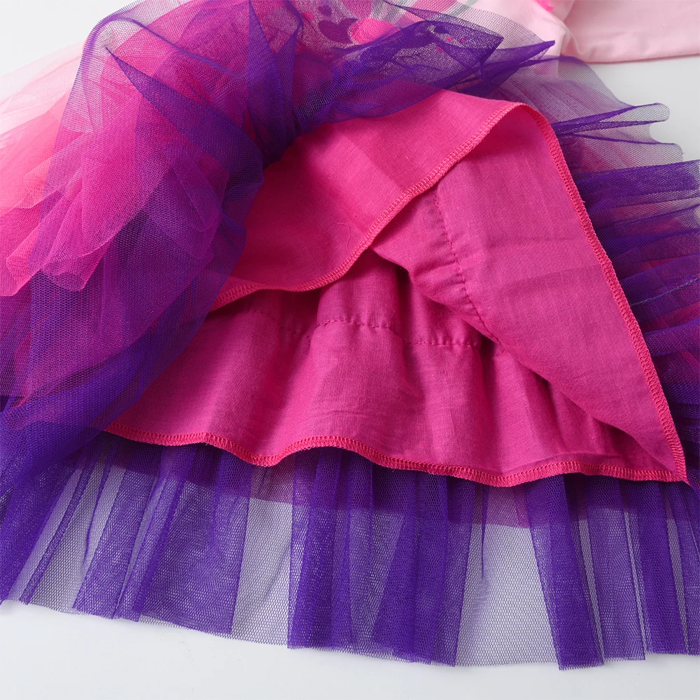 Detalle del tejido y las costuras del vestido