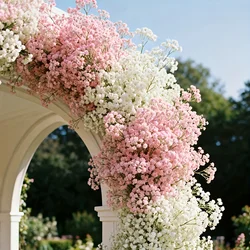 Decoración festiva de gypsophila y rosas blancas para aniversario