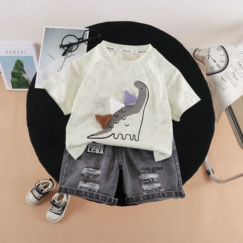 Conjunto bebé estival con camiseta de dibujos y pantalón corto