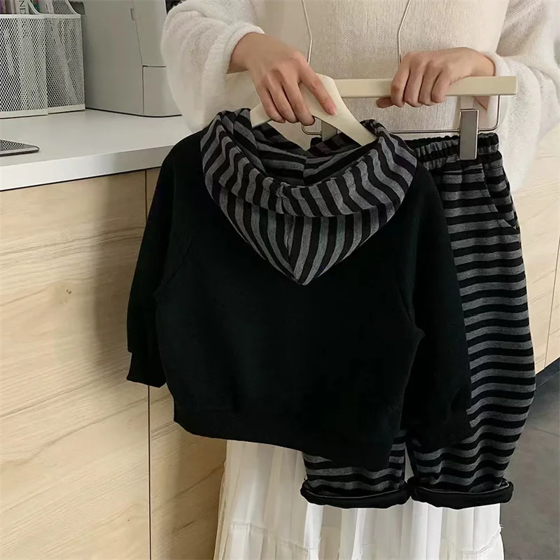 Conjunto deportivo infantil sudadera con capucha y pantalón a rayas - imagen 5