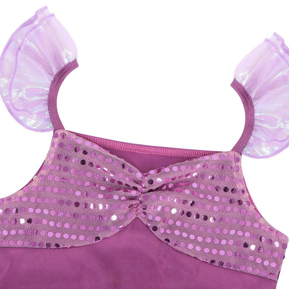 Niña vistiendo el traje en una fiesta al aire libre