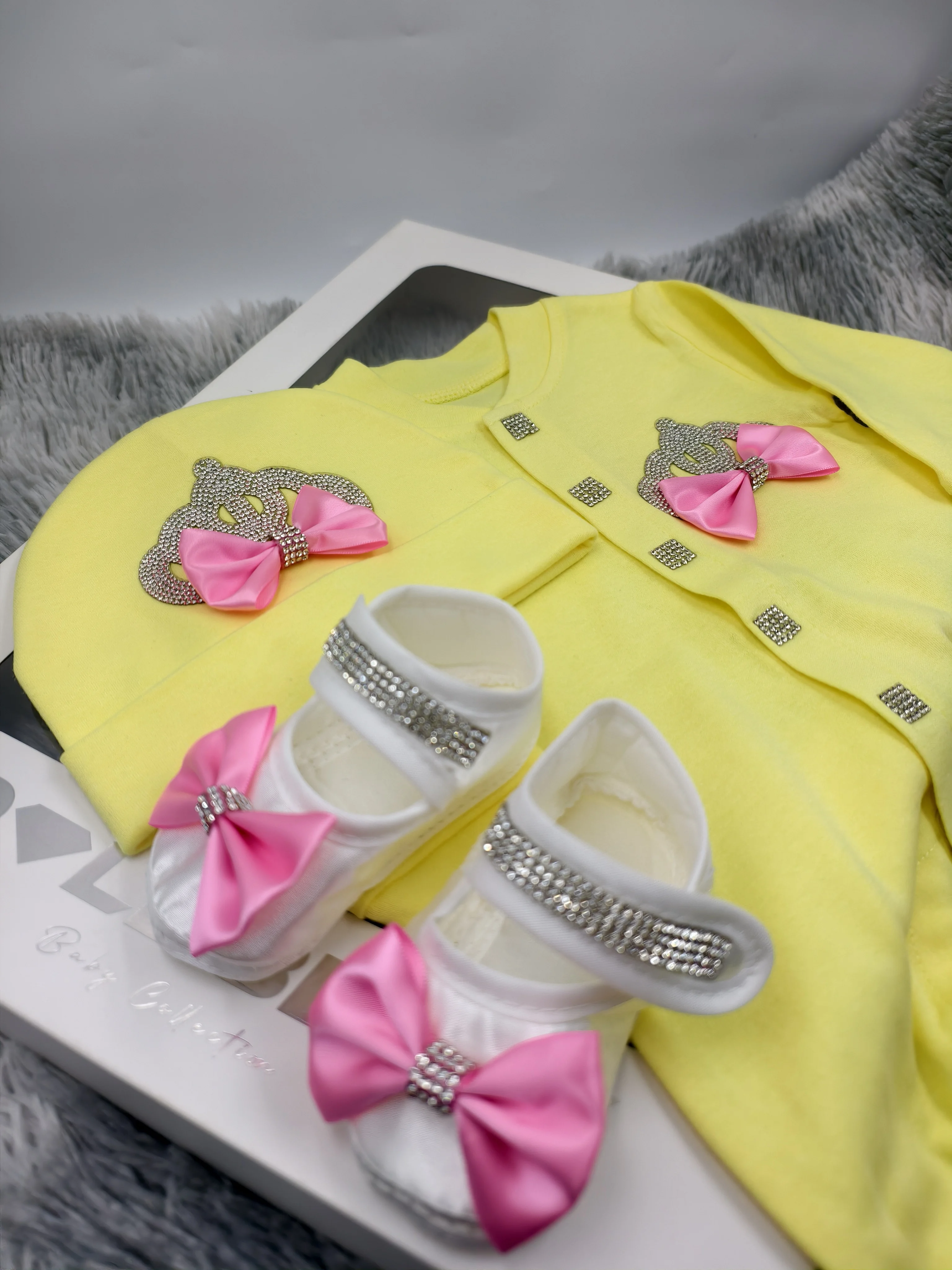 Conjunto pelele punto bebé amarillo limón de Pascua con corona - imagen 4