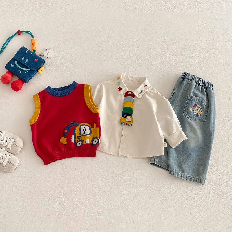 Conjunto de ropa de primavera infantil con vehículos y detalles - imagen 4