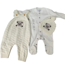 Conjunto de punto de bebé crema con mono y gorro de oso peluche suave