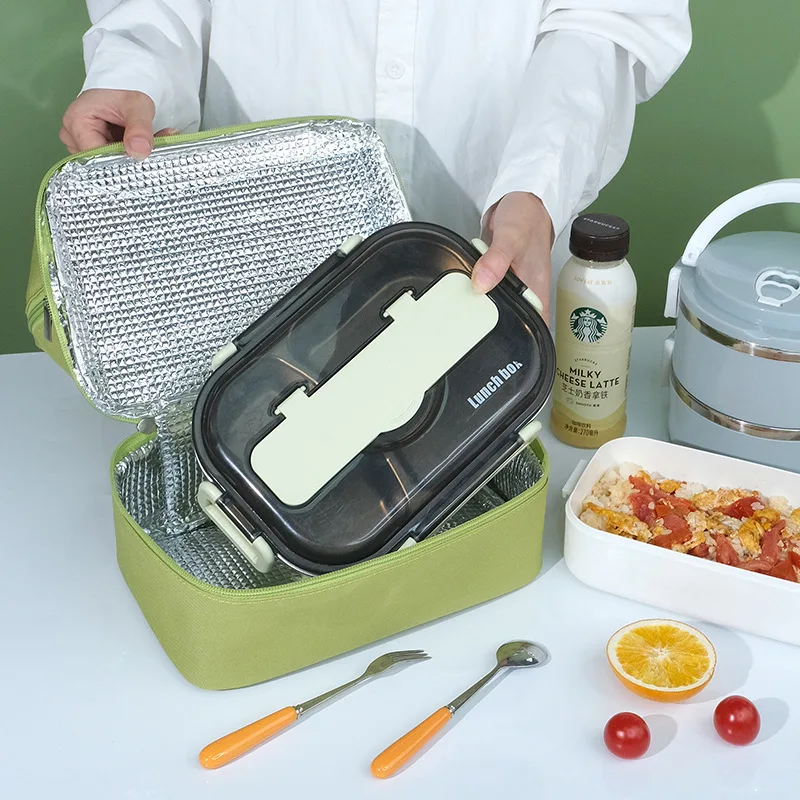 Bolsa al lado de una lonchera y una fruta