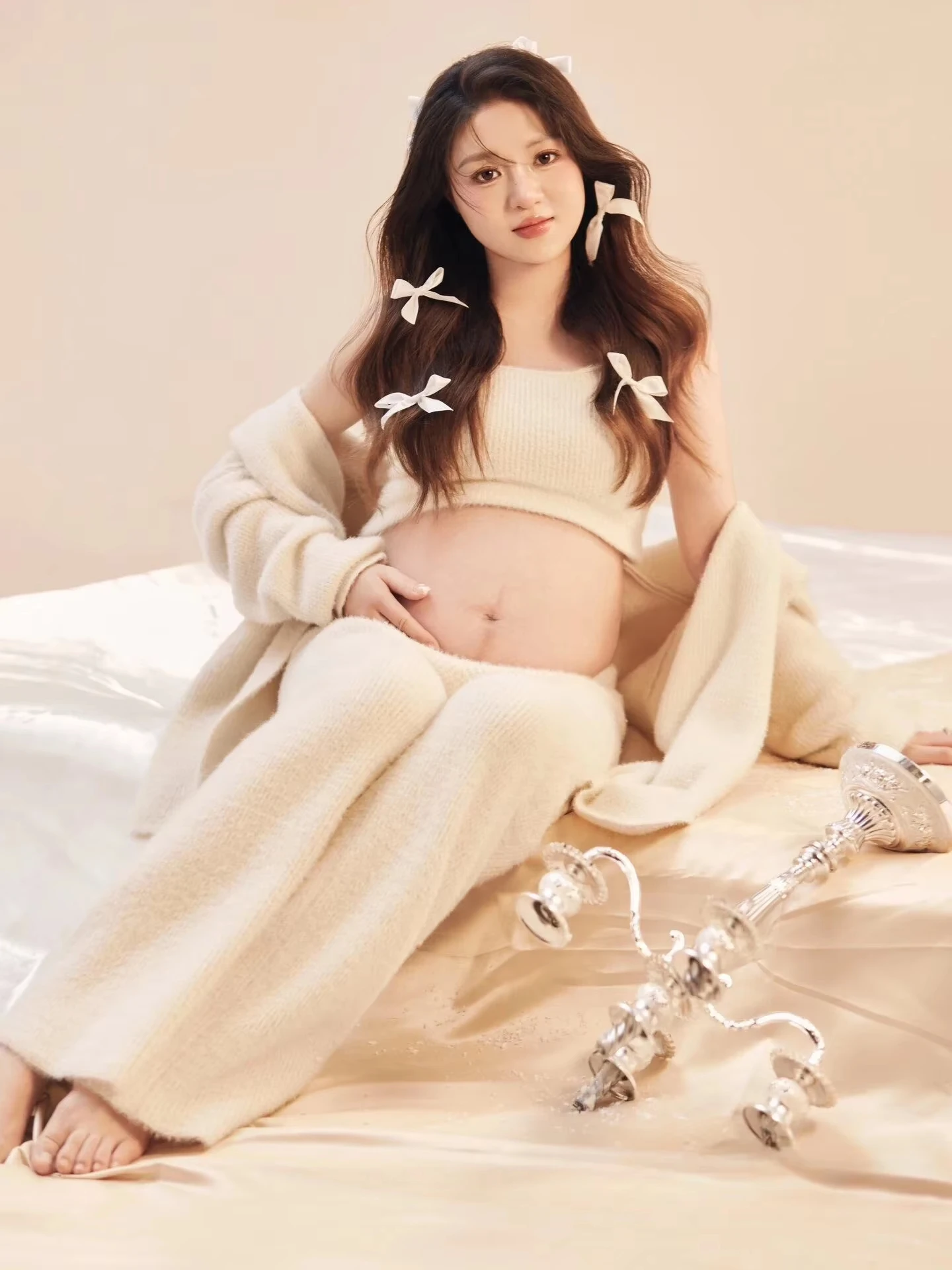Conjunto de punto beige para sesión de fotos de maternidad - imagen 2