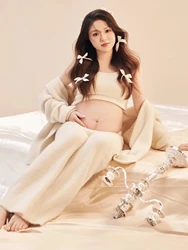 Conjunto de punto beige para sesión de fotos de maternidad
