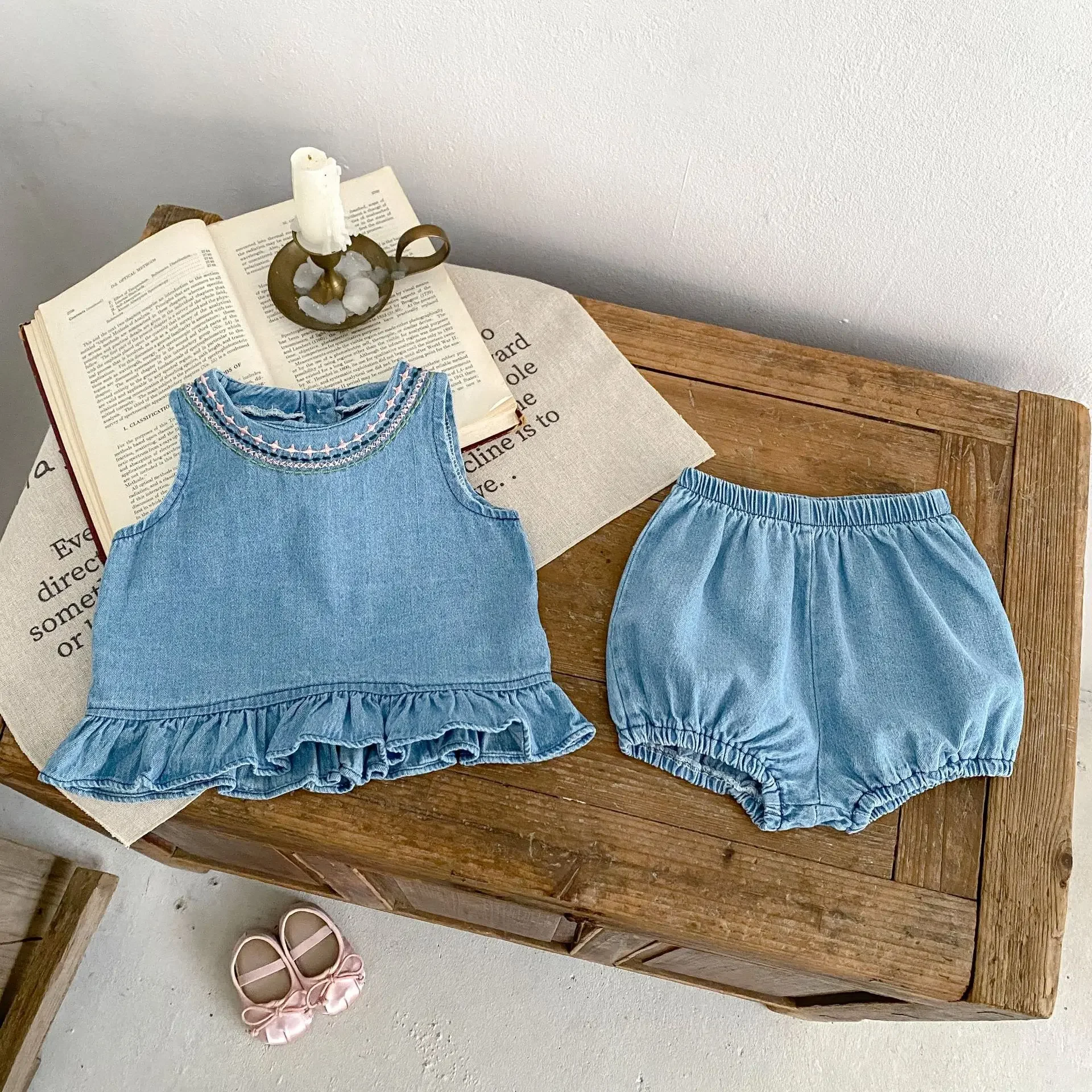 Conjunto vaquero bordado para niña con top sin mangas y bombachos - imagen 5