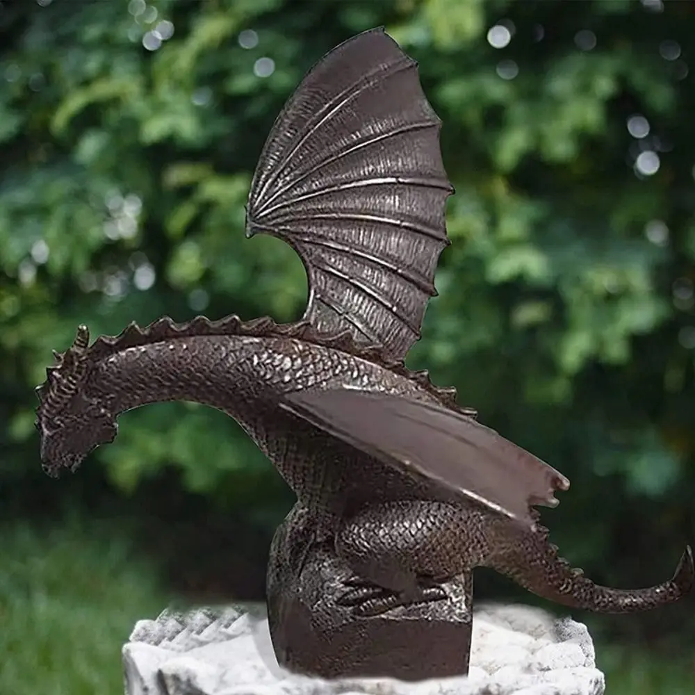 El dragón en un entorno de jardín con vegetación
