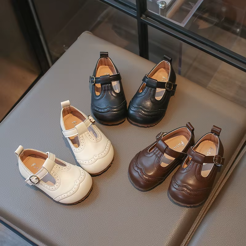 Zapato puesto en pie de bebé en entorno de parque