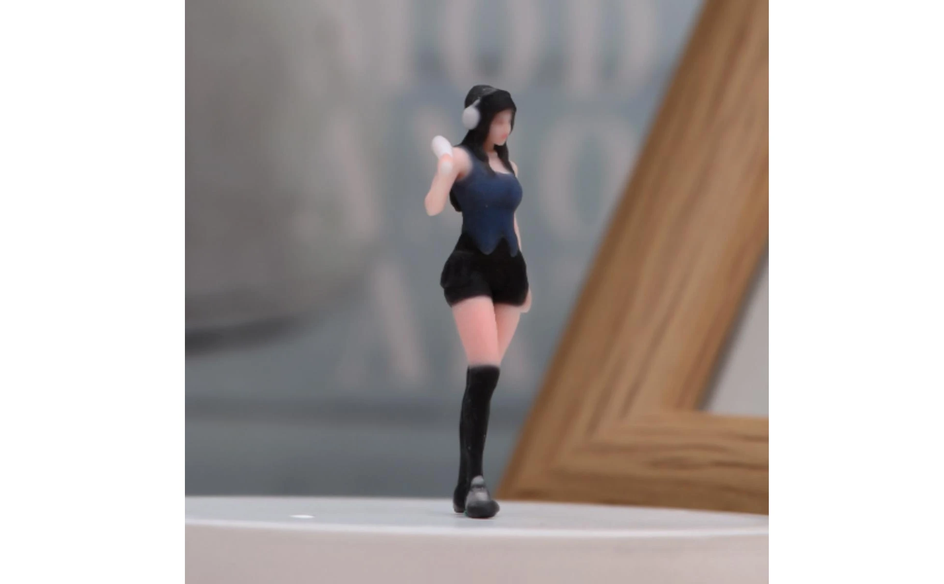 Figura femenina estilo urbano en miniatura