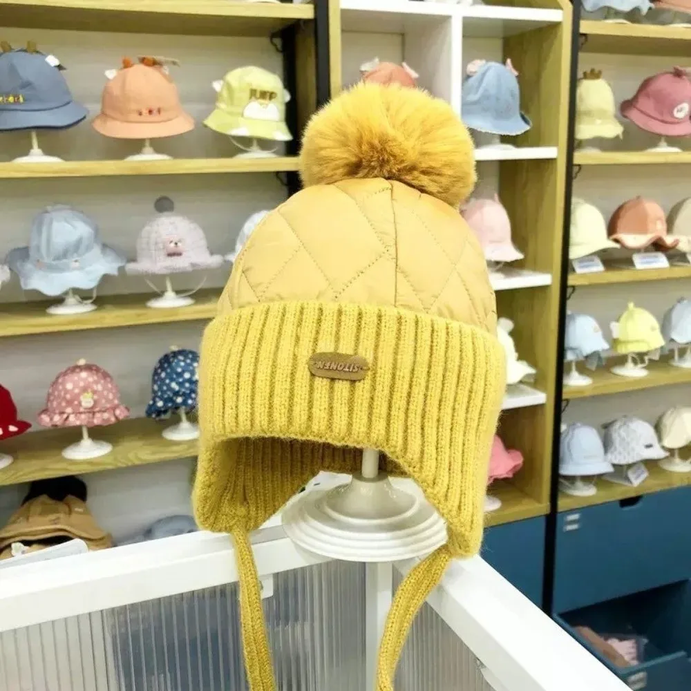 Detalle del tejido y el diseño del pompón