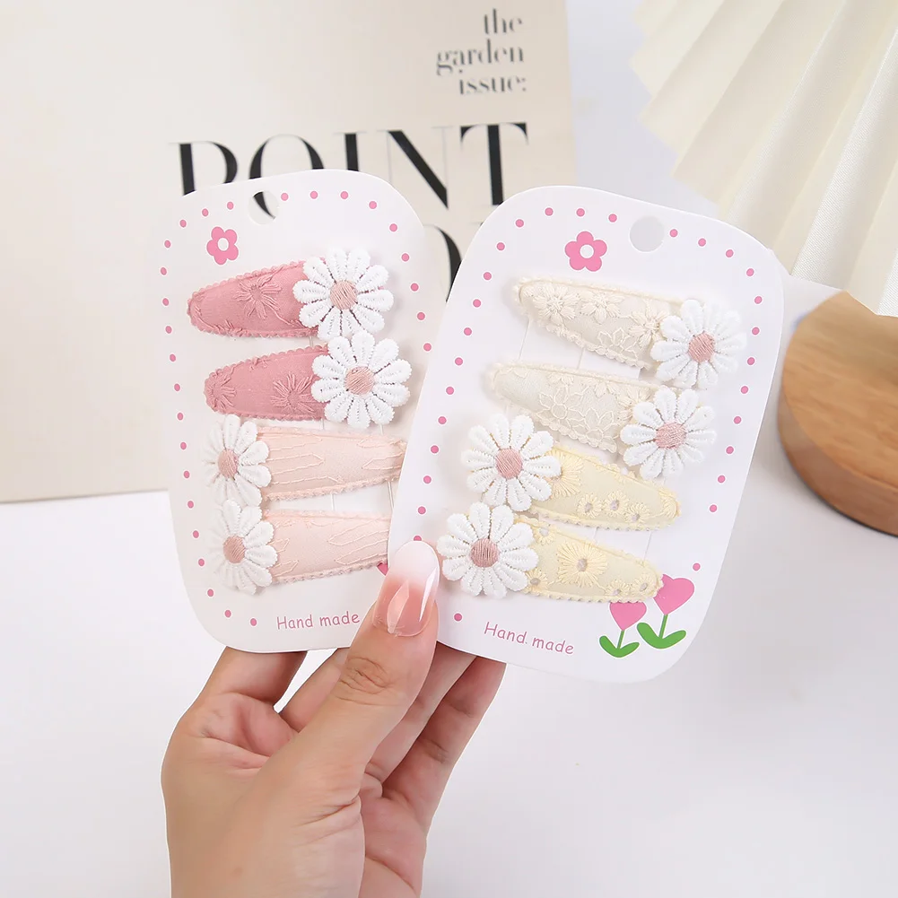 Pinzas tipo margarita con bordado de cuadros en tonos rosa y blanco