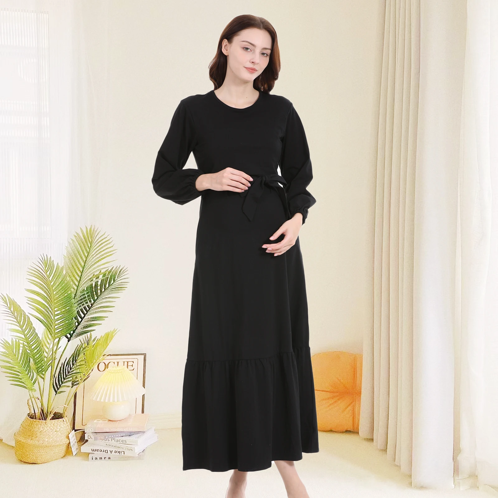 Vestido en tono burdeos con cuello redondo y ajuste fluido