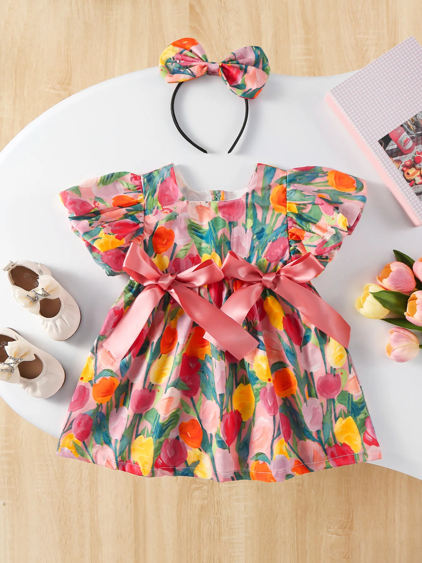 Vestido tulipán frontal mostrando el estampado y el corte acampanado