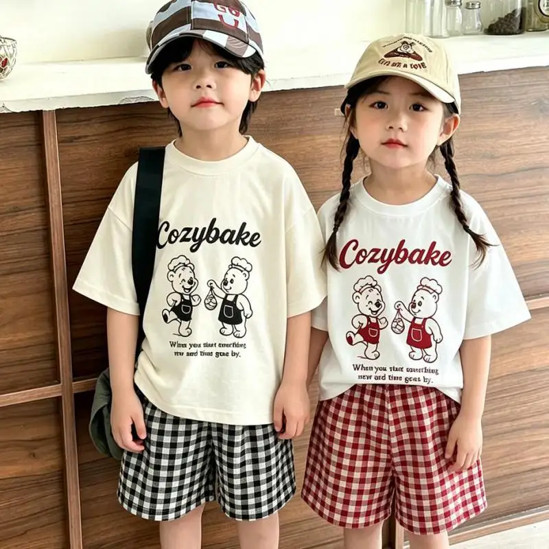 Conjunto de dos piezas para bebé con camiseta y shorts estampados