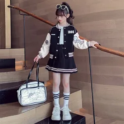 Conjunto béisbol para niña con chaqueta de letras y falda plisada