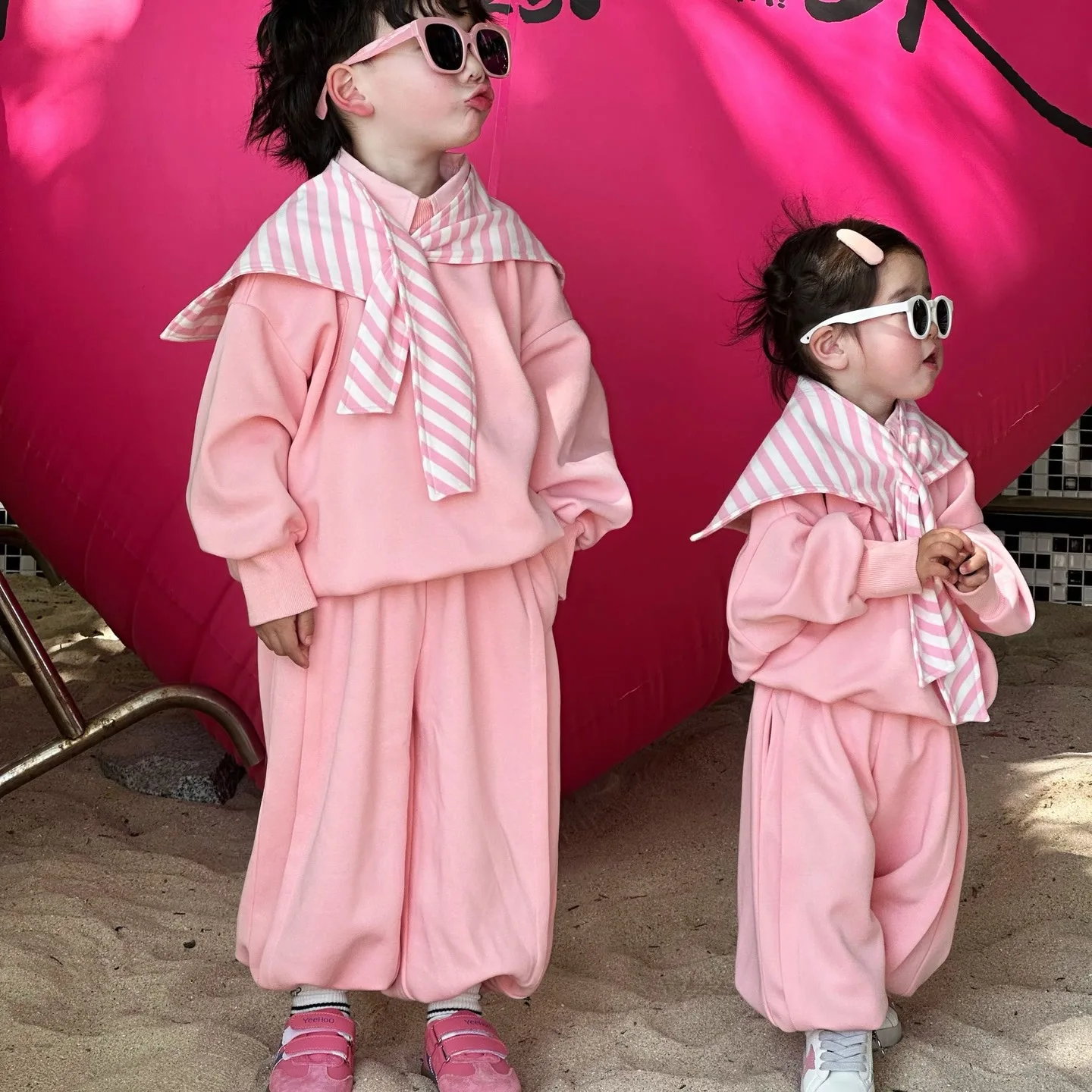 Conjunto de otoño infantil con sudadera y pantalón - imagen 2