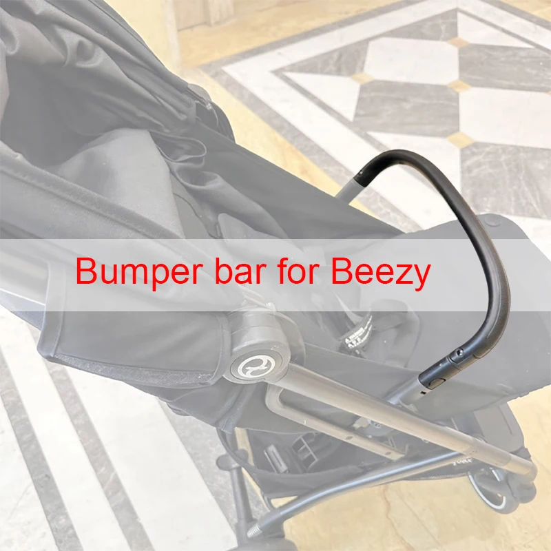 Barra de seguridad instalada en cochecito Cybex Beezy