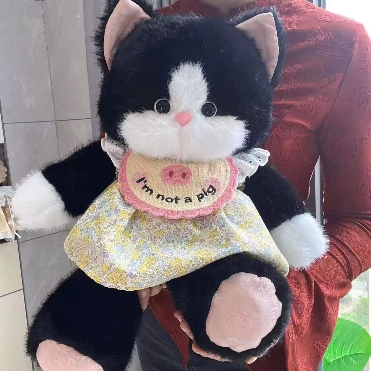 Detalle del rostro adorable del peluche de gato