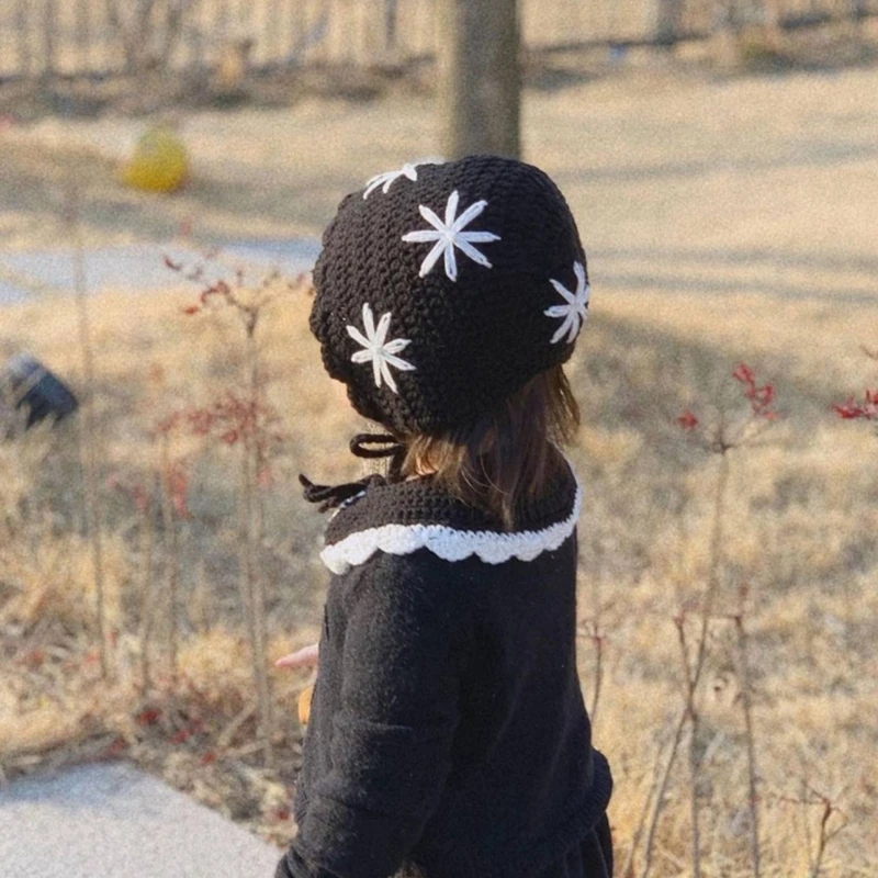 Niña usando el gorro en exterior