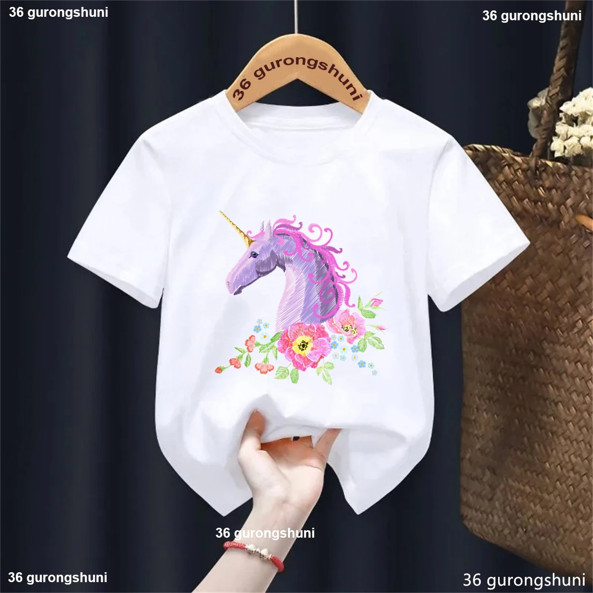 Look de verano con camiseta de unicornio para niñas