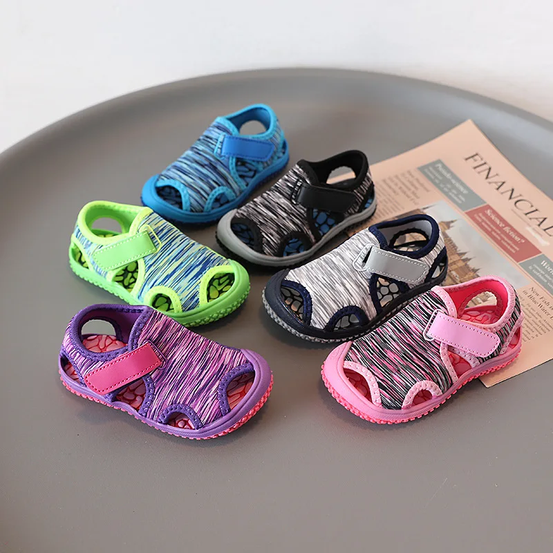 Sandalias cómodas para niños en uso quotidien
