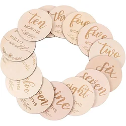 Tarjeta de madera grabada para recuerdo del primer mes del bebé