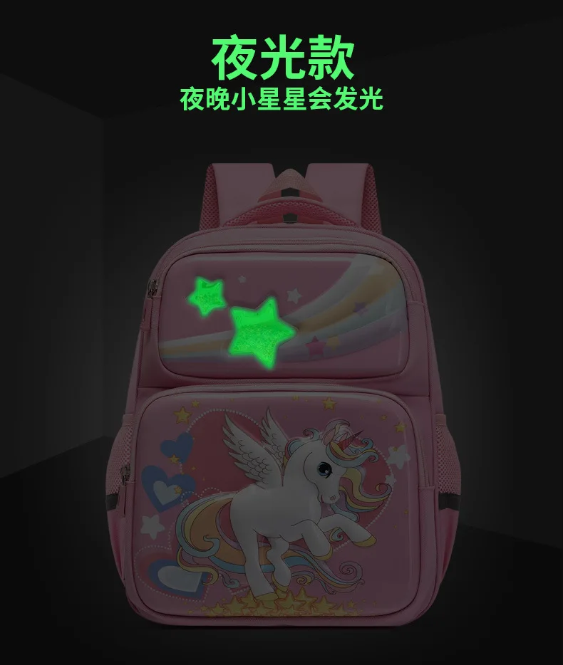 Detalle de costuras reforzadas de la mochila de viaje