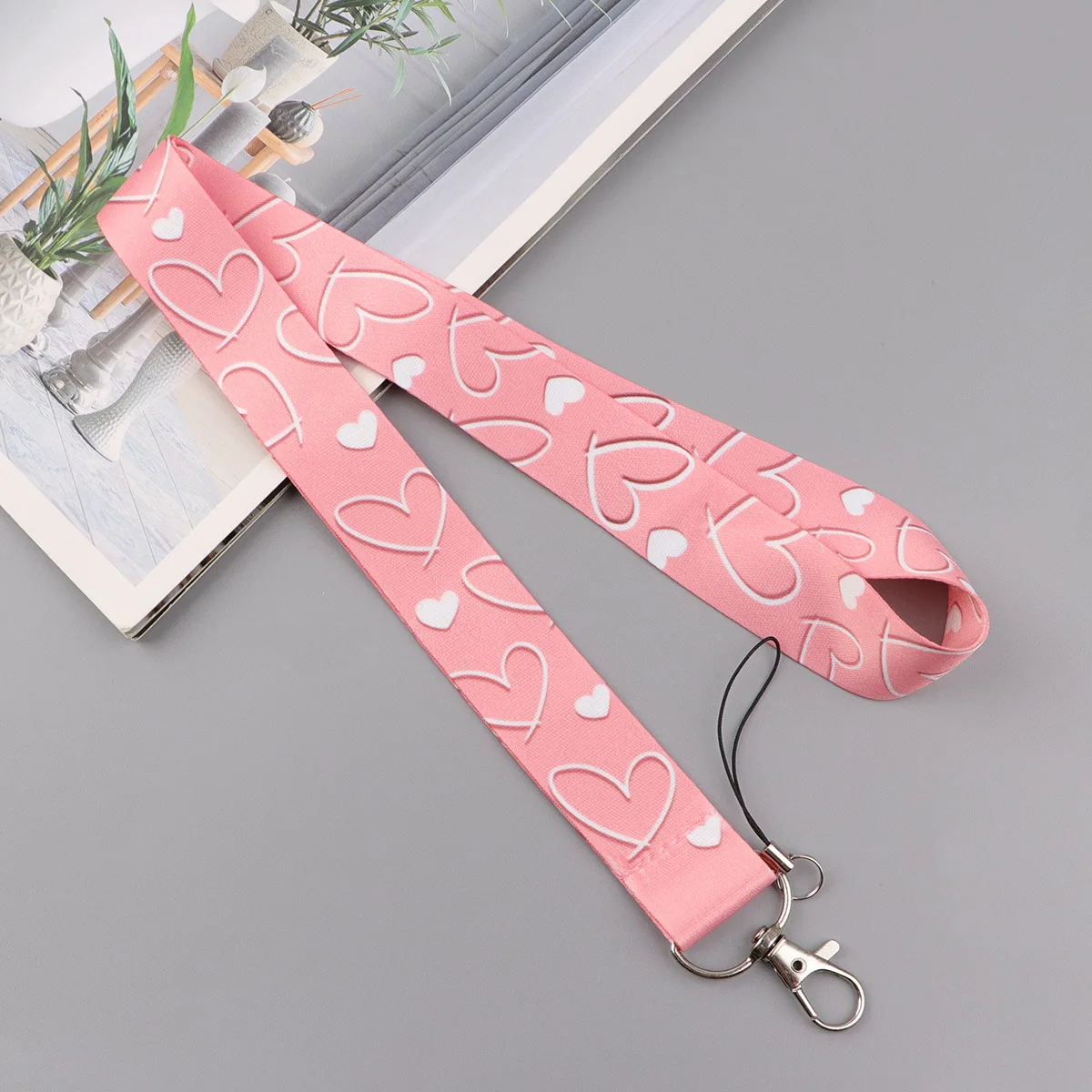 Cordón porta credenciales rosa con diseño de amor - imagen 4