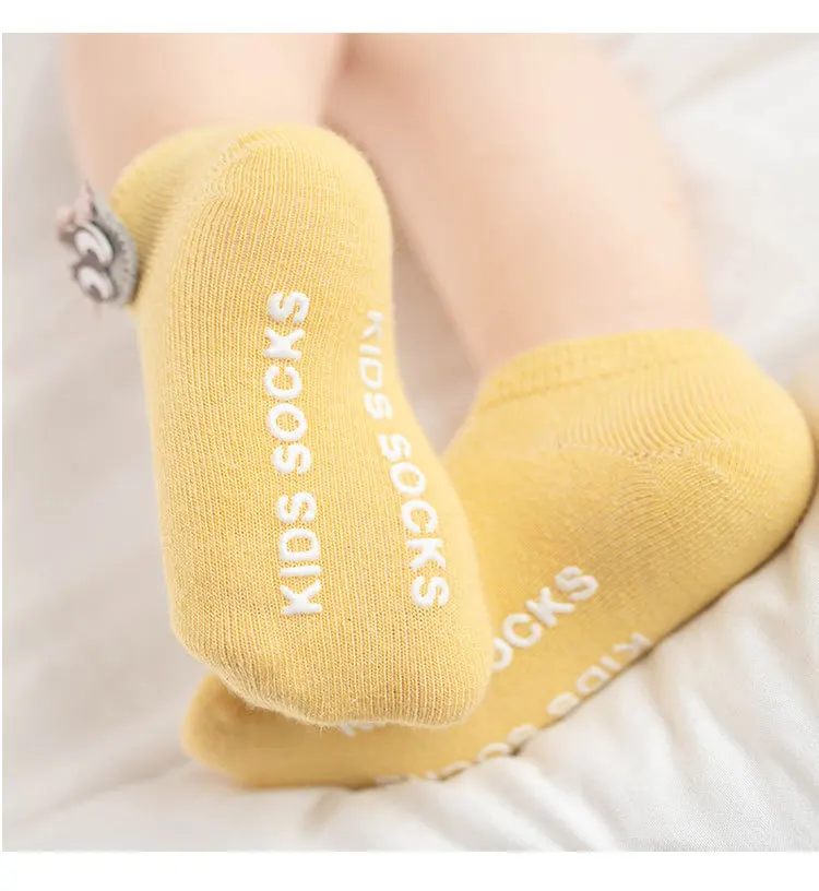 Diseños colorful de calcetines infantiles
