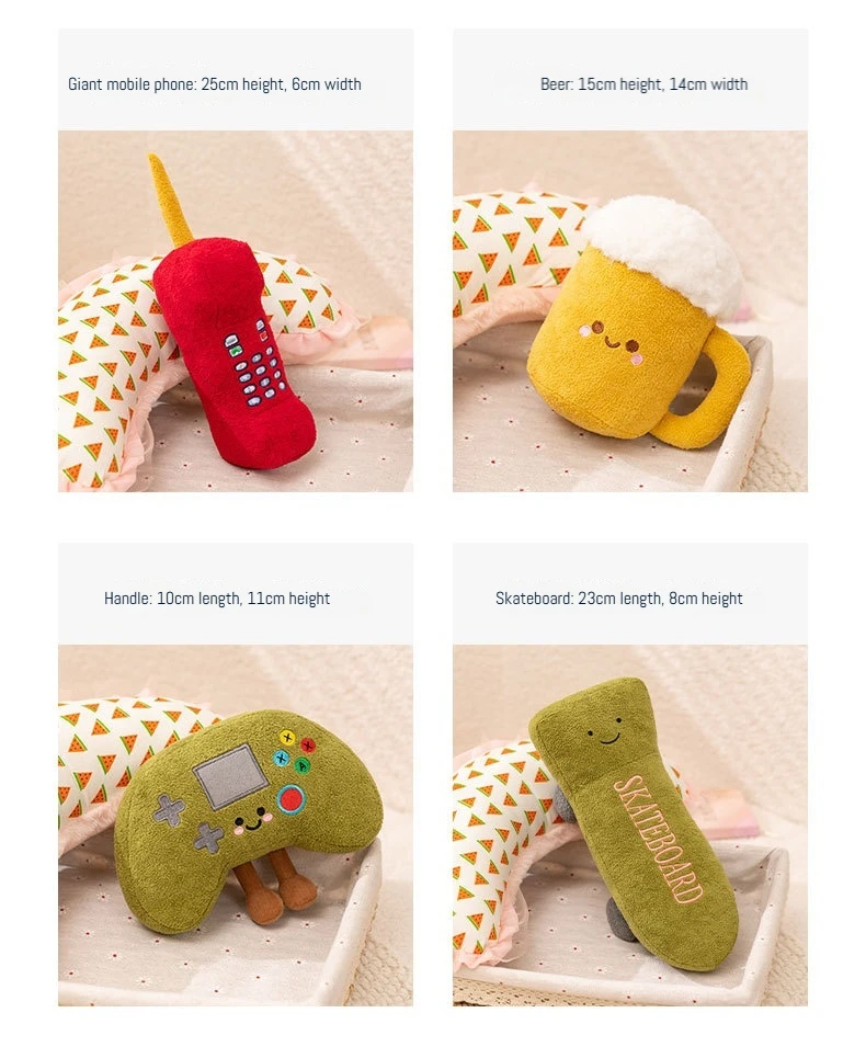 Peluche colocado sobre un escritorio con accesorios de estudio