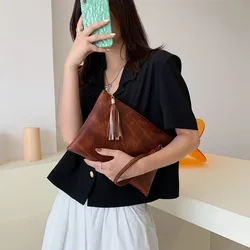 Bolso tipo sobre infantil con borlas y monedero con cremallera