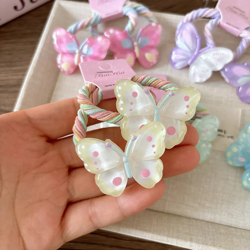 Mariposa decorativa en liga para el cabello