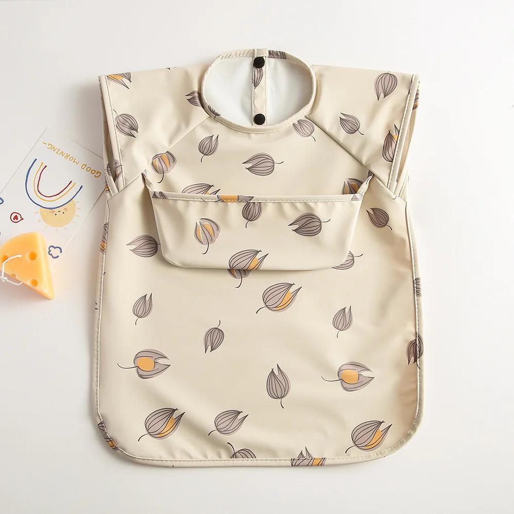 Detalle del estampado de animal del babero