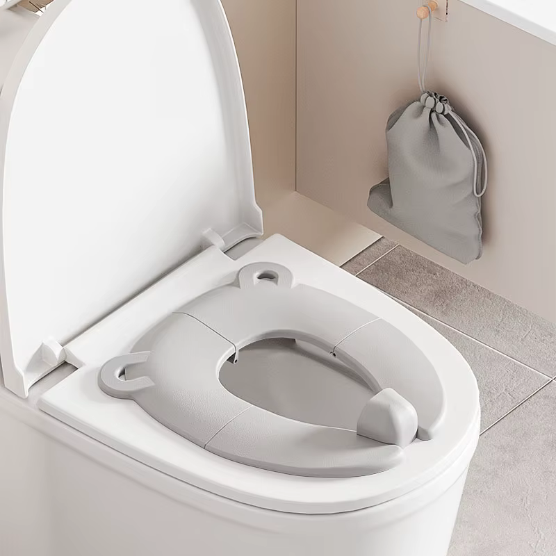 Asiento plegable en posición cerrada mostrando su tamaño compacto