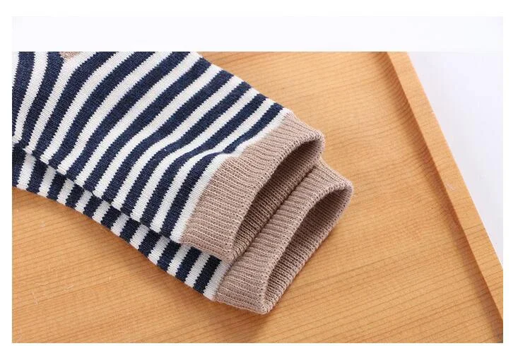 Calcetines de bebé con diseño de gato en tonos suaves