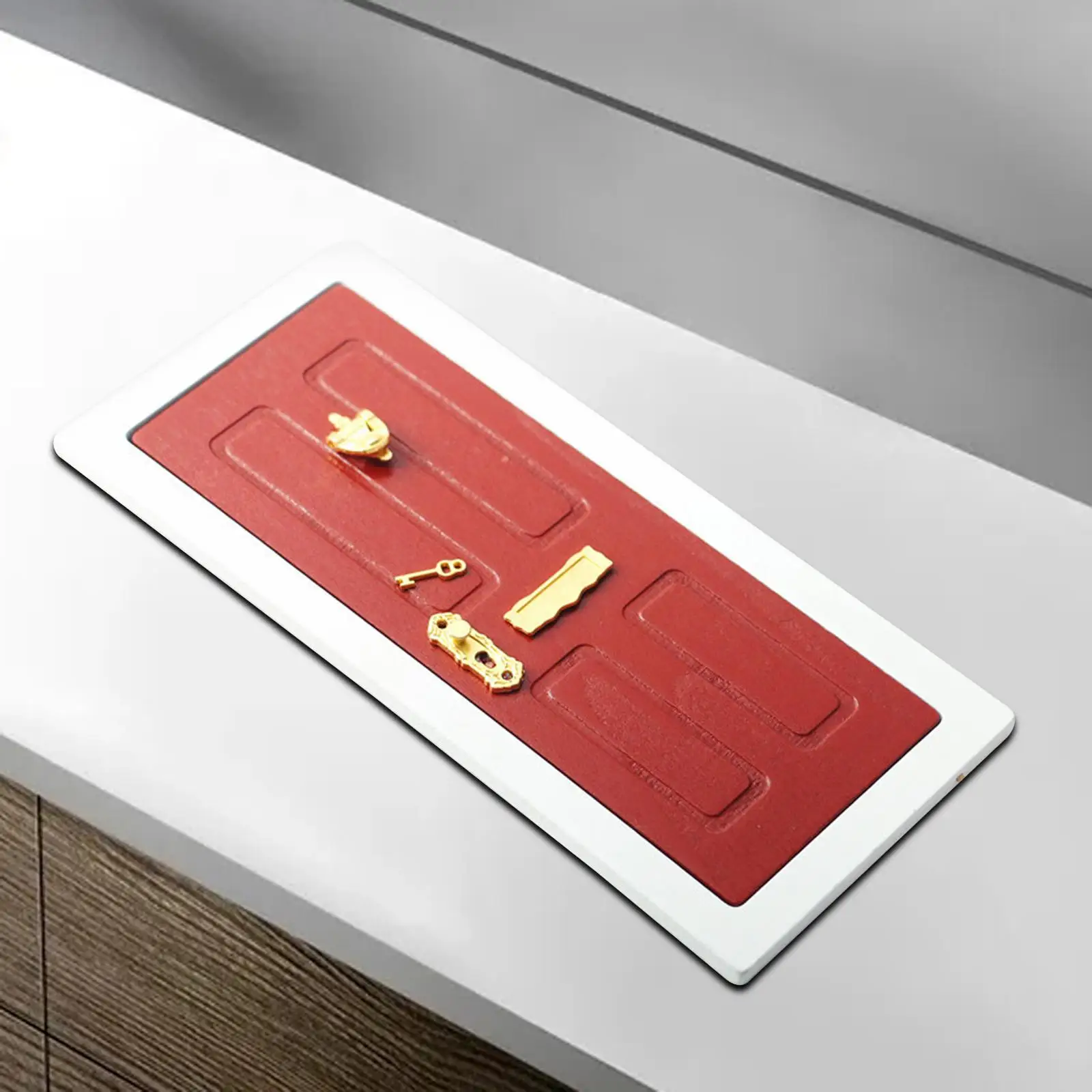 Escena de dormitorio con puerta miniatura