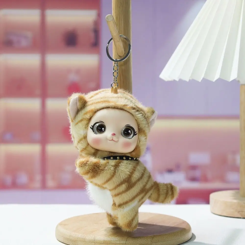 Detalle de la cara de vinilo y textura del peluche