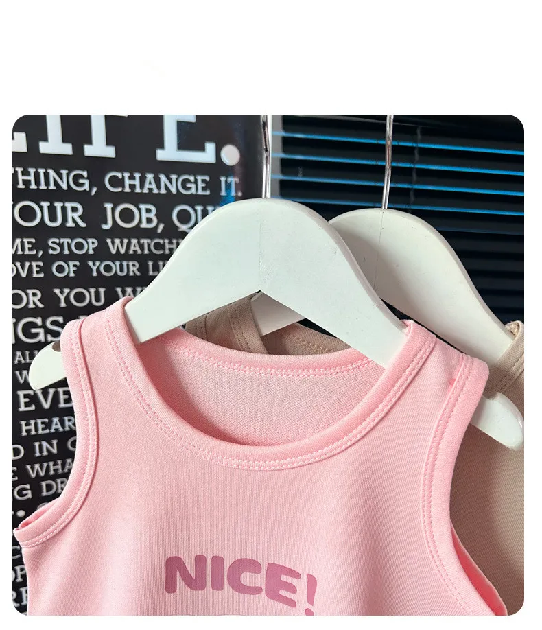 Estampado bonito en vestido infantil de verano