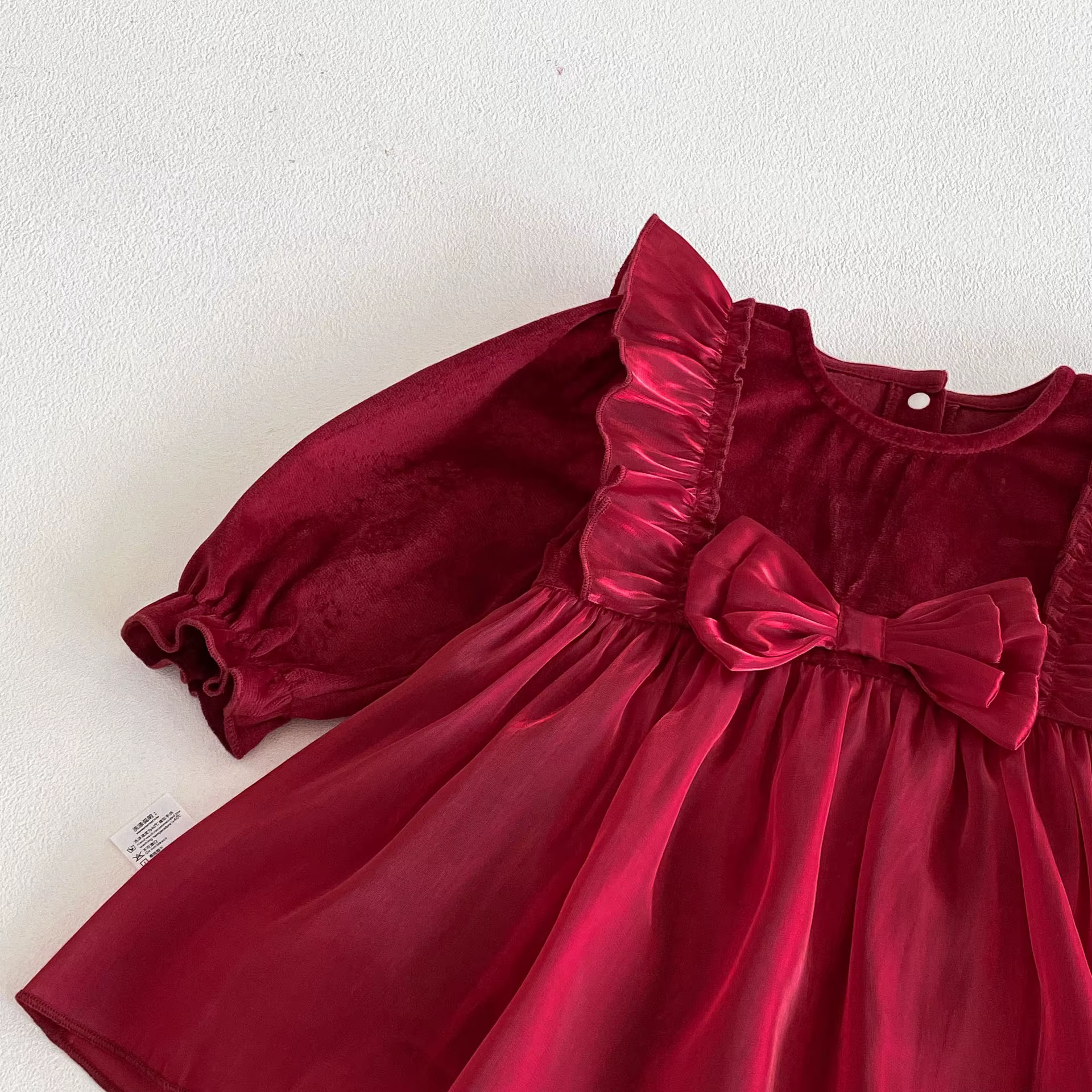 Mono recién nacido manga larga con lazo rojo – Tejido de malla suave - imagen 2