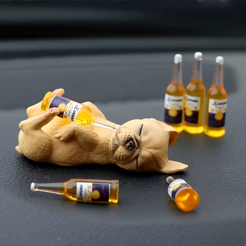 Estatua de resina con animal bebudo y botellas de cerveza sobre escritorio