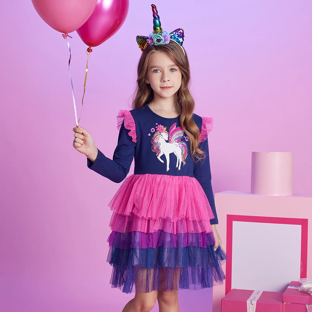 Vestido puesto en niña sonriendo