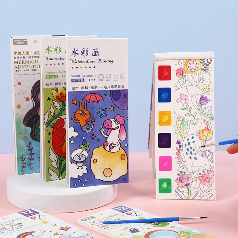 Niño pintando con acuarelas en el libro de colores