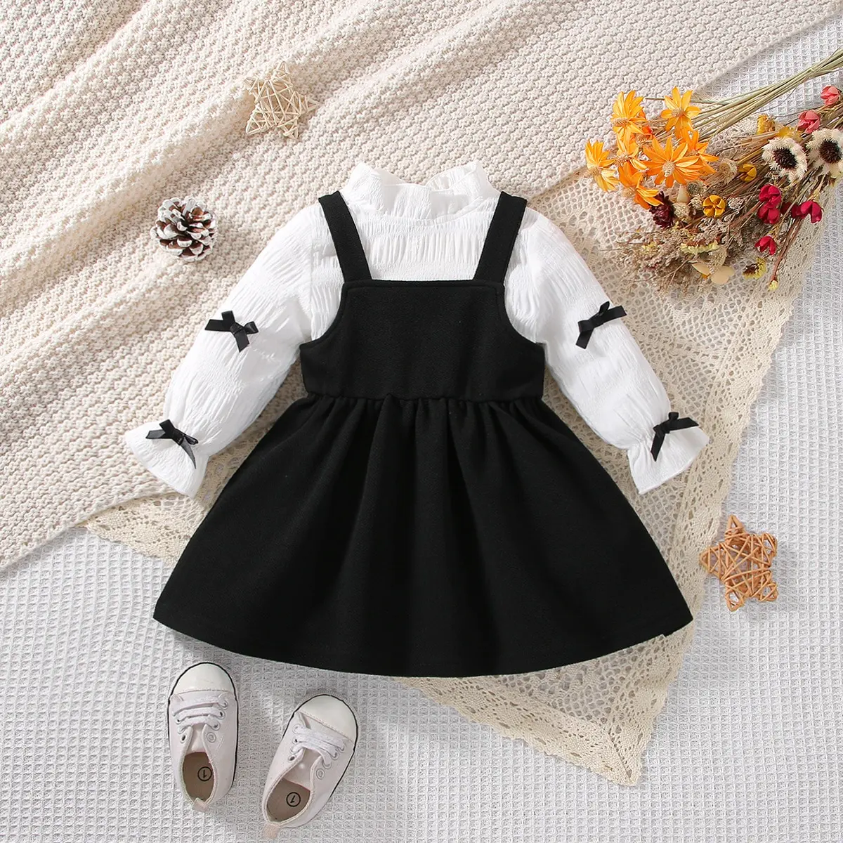 Conjunto bebé niña: blusa blanca manga larga y falda tirantes negra - imagen 4