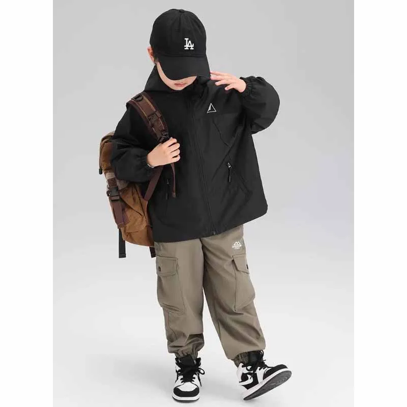 Chaqueta puesta sobre niño en entorno urbano