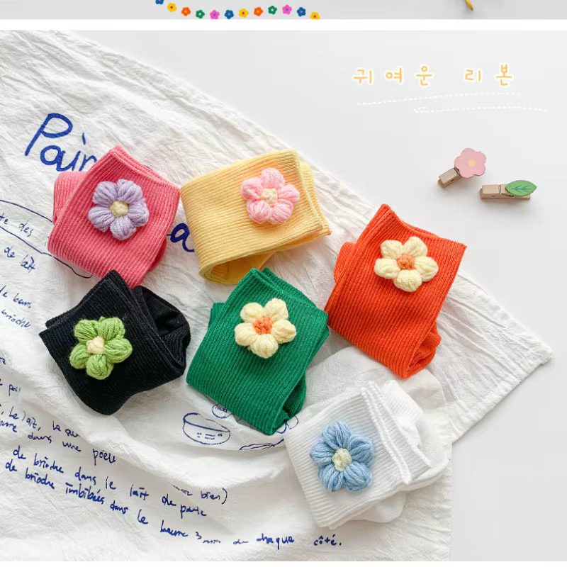 Detalle de la flor de punto en calcetín infantil