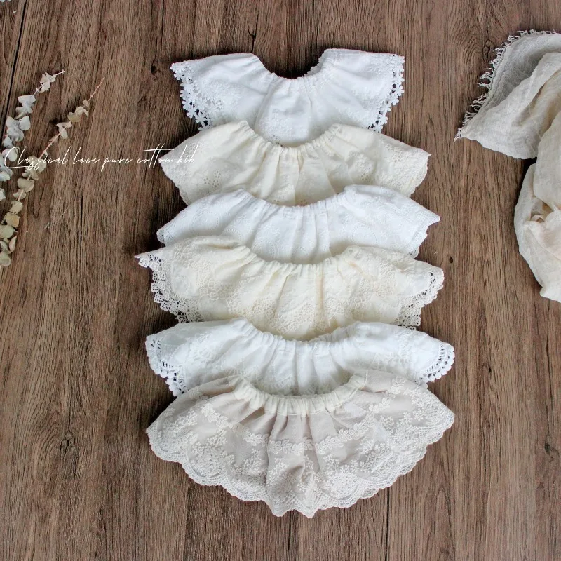 Babero elástico vintage bordado francés para niñas con encaje